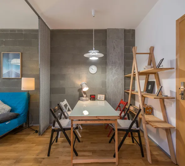 Interiér apartmánu so sedením a jedálenským stolom